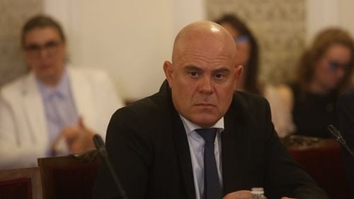 Tentativă de asasinare a procurorului general al Bulgariei? Explozie puternică la trecerea coloanei de mașini a procurorului șef, într-o curbă/ Nimeni nu a fost rănit/ Procuror adjunct: Bomba era clar menită să ucidă. Nu a fost destinată să intimideze, nu au fost artificii