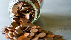 Bulgarii încearcă să scape de mărunțișul strâns de-a lungul anilor înainte de adoptarea euro și vin la magazine cu borcane pline de monede / Comercianții spun că legea le dă voie să refuze plățile făcute cu mai mult de 50 de monede
