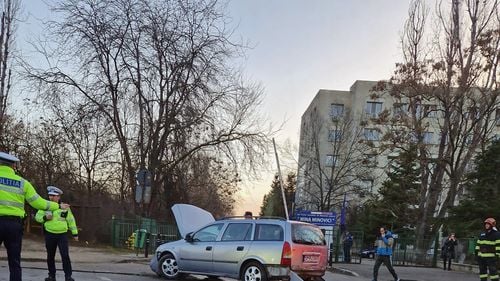 Două eleve care mergeau pe trotuar, lovite de o mașină după un accident pe șoseaua Vitan-Bârzești din Capitală / Șoferul, depistat pozitiv la cocaină / Circulația rutieră este restricționată