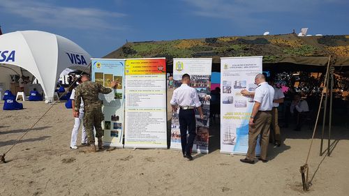 FOTO Ministerul Apărării își face reclamă la Neversea/ Cum arată plaja în prima zi de festival. Gunoaiele sunt strânse de muncitori aduși din Nepal