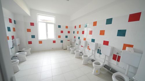 Au nevoie copiii de grădiniță de spațiu intim când merg la toaletă? 12 vase de toaletă la comun într-o grădiniță din Craiova, dar cazul nu este singular în țară