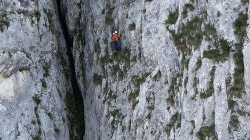 Doi alpiniști, blocați pe un perete abrupt din masivul Postăvarul, ajutați de salvamontiști / Erau epuizați fizic și deshidratați