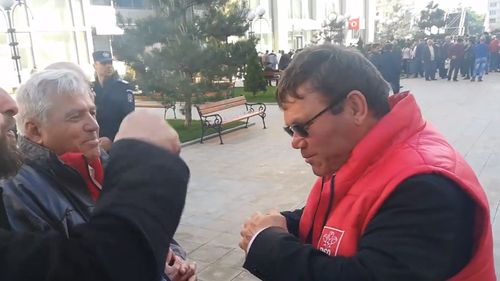 VIDEO Un preot îi ceartă pe PSD-iști la mitingul de la Iași
