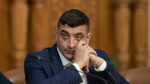 Simion, discurs de la tribuna Parlamentului, deşi anunţase că parlamentarii opoziţiei nu intră în sala de şedinţe în care se dezbat moţiunile de cenzură
