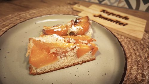 Prăjitură răsturnată cu caise sau/și piersici – savurează aromele fructelor în combinație cu un pandișpan pufos