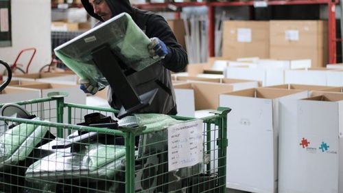 „Ateliere Fără Frontiere” donează 105 calculatoare elevilor din Timiș rămași fără acces la educație după închiderea școlilor. Computerele au fost recondiționate de persoane marginalizate, angajate într-un proiect de reintegrare