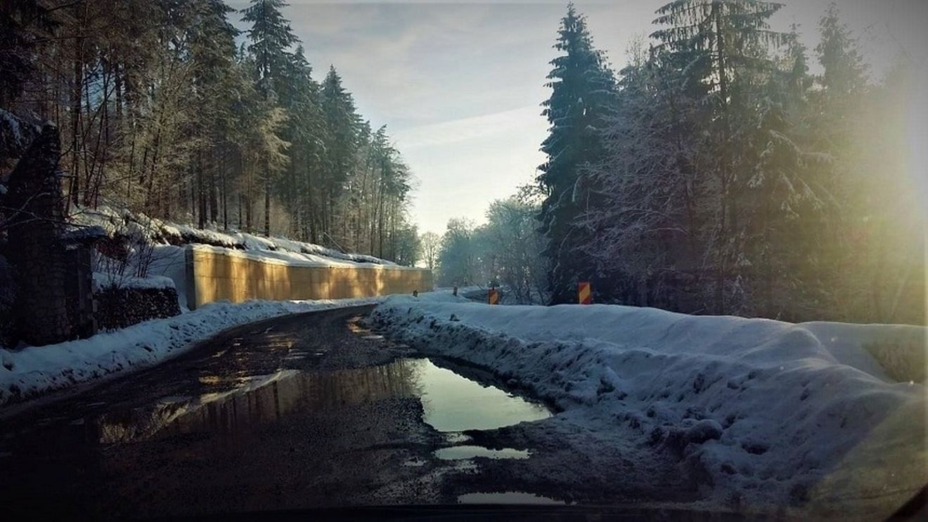 Imagini cu situația dezastruoasă a unei porțiuni plină de gropi din DN76, / Asociația Pro Infrastructură: Solicităm de urgență demiterea conducerii CNAIR