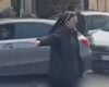 VIDEO O călugăriță în teniși dirijează traficul la Roma /  Sătulă de haos, înjurături și claxoane a făcut ordine: „Joc rolul polițistului rutier”