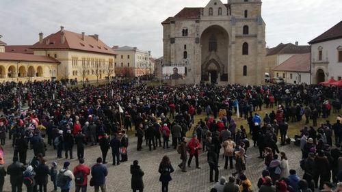 Zeci de preoți și mii de credincioși la consacrarea noului arhiepiscop romano-catolic de Alba Iulia, cel mai important eveniment catolic din acest an, în Transilvania