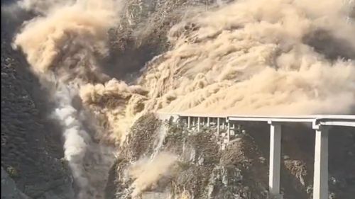 Imagini impresionante cu prăbușirea unui pod recent inaugurat în China