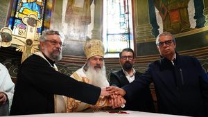 ÎPS Teodosie, primarul PNL al Constanței Vergil Chițac și fostul primar PSD Decebal Făgădău, cu mâinile împreunate la sfințirea unei biserici