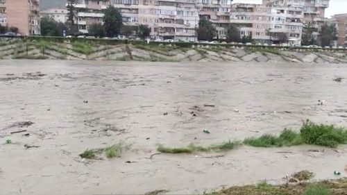 Carosabil inundat și circulație rutieră restricționată la Călimănești, după ploile torențiale din ultimele ore / În Vâlcea, pasajul Cina este inundat