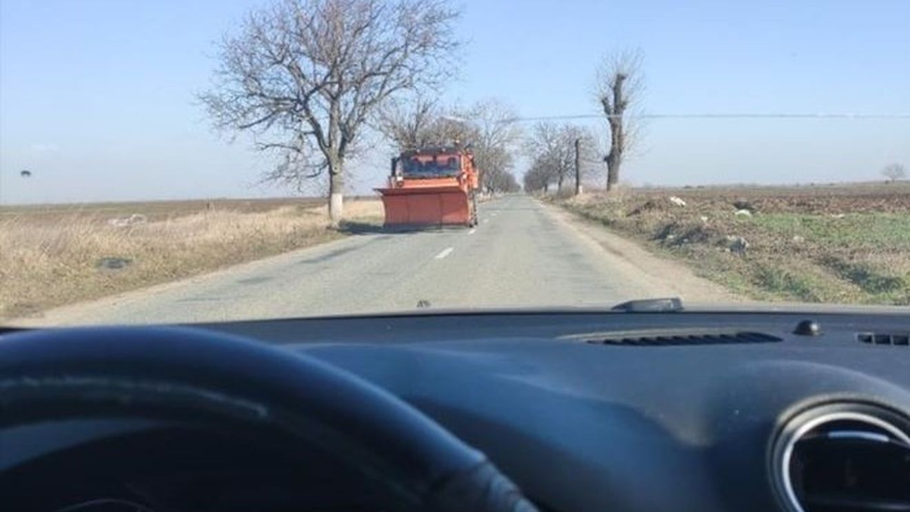 Ministrul demis al Dezvoltării, reacție superficială: Deszăpezire pe uscat, cum ne mințim singuri că avem de treabă / Explicațiile drumarilor: Utilajul îndepărta crengile rupte de vânt care puteau produce pagube autoturismelor