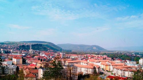 Prefectura Cluj susține că măsura obligativității purtării măștii de protecție în spații deschise - instituită la nivelul Dejului - nu va putea fi respectată