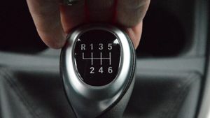 STUDIU: Transmisiile manuale pierd teren – numărul modelelor disponibile a scăzut cu 57% în ultimul deceniu