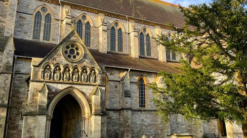 O biserică din Marea Britanie organizează concerte cu artiști pop sau folk pentru a atrage publicul