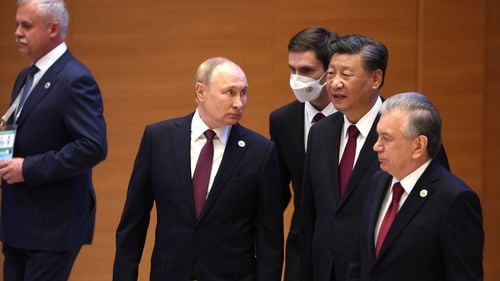 "Nu există homosexuali în această țară" - Dictatorii au persecutat întotdeauna comunitatea LGBT iar înțelegerea homofobiei regimurilor autoritare din trecut explică logica lui Putin (meduza.io)