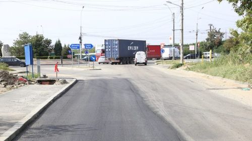 Culmea birocrației: O stradă din Craiova, asfaltată pe un singur sens de mers din cauză că granița dintre două localități trece fix pe mijlocul drumului