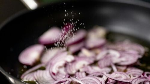 De ce provoacă ceapa reflux gastric? Chirurg gastroenterolog: „Totul pornește de la substanțele care îi dau cepei gustul specific, aceleași care provocă și lăcrimarea”/ Cum eviți aceste probleme