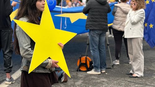 FOTO & VIDEO | Sute de persoane la marșul pro-european din București, la 76 de ani de la Declarația Schuman, care a pus bazele UE / Miniștri din Guvernul Bolojan, în Piața Victoriei