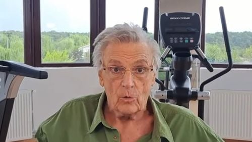 VIDEO Florin Piersic, mesaj din clinica de recuperare: Am fost cam bolnăvior, cam multişor timp, dar vremea trece, omul rămâne şi eu sunt cu dumneavoastră / O să plec şi o să ne întâlnim şi o să ne iubim