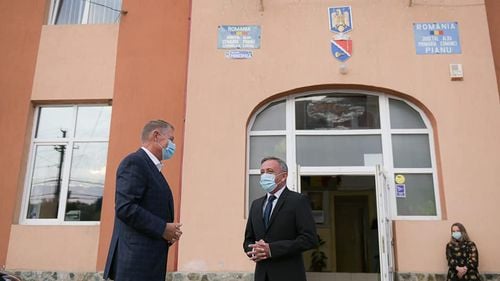 Iohannis merge în weekend la terenul de golf de la Pianu, din județul Alba. Participă la prezentarea noului Dacia Duster