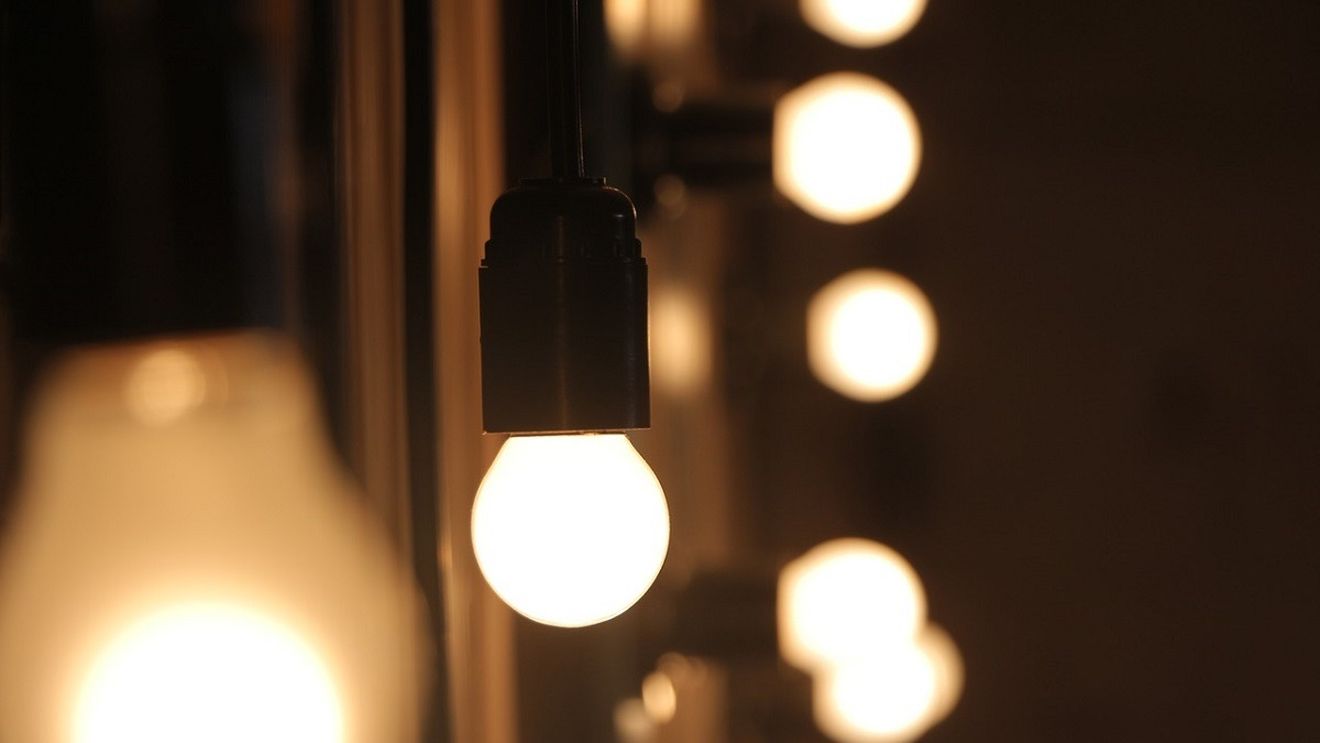 Retailerii europeni sting lumina şi reduc programul de funcţionare pentru a economisi energia
