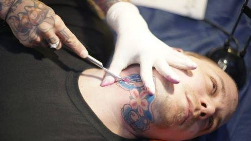 Poliţistul nu trebuie să aibă tatuaje pe faţă sau gât / Statutul poliţistului, modificat prin OUG