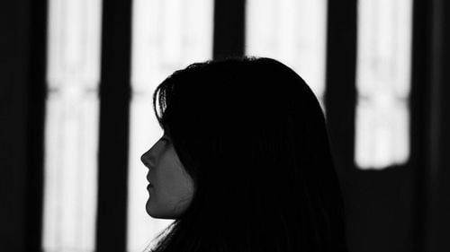 O femeie de 62 de ani din Bacău, victimă a escrocilor sentimentali / A fost înşelată cu peste 80.000 de lei prin metoda „Generalul american” / Credea că trimite banii unui bărbat cu care urma să aibă o relaţie