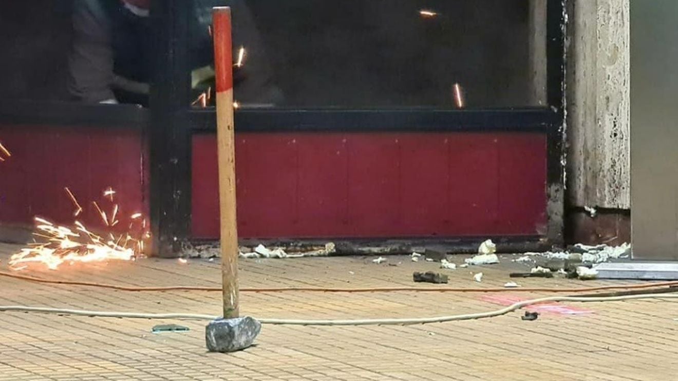 Record de chioşcuri desfiinţate la metrou: 63 de magazine într-o singură noapte