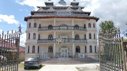 FOTO Un fost deputat USR propune ca palatele țigănești din Huedin să devină ”un brand al Clujului”: Să integrăm mostenirea romă a țării făcând tururi ghidate în astfel de palate