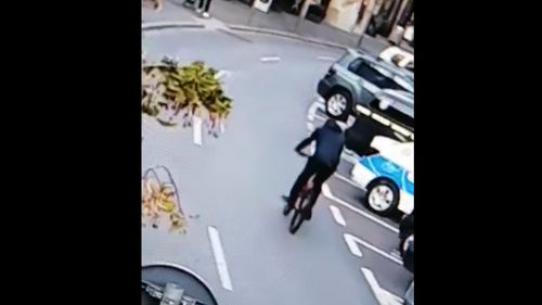 Video: Poliţiştii din Sibiu cer sprijinul populaţiei pentru identificarea unui biciclist care a lovit un copil de 4 ani / Este vorba despre un tânăr în jur de 30 de ani