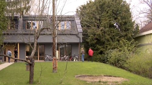 FOTO Bence Tordai, unul dintre opozanții lui Orbán, anchetat pentru că și-ar fi construit „vila de lux” prin încălcarea normelor urbanistice / Politicianul maghiar i-a acuzat pe jurnaliștii „fideszmedia” că-l hărțuiesc după ce aceștia s-au deplasat la casa lui: „A trebuit să-mi evacuez copiii, pentru că niciun părinte nu i-ar expune la așa ceva”