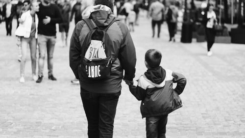 Un tată din Norvegia cere OpenAI să șteargă afirmația falsă a ChatGPT potrivit căreia și-ar fi ucis copiii