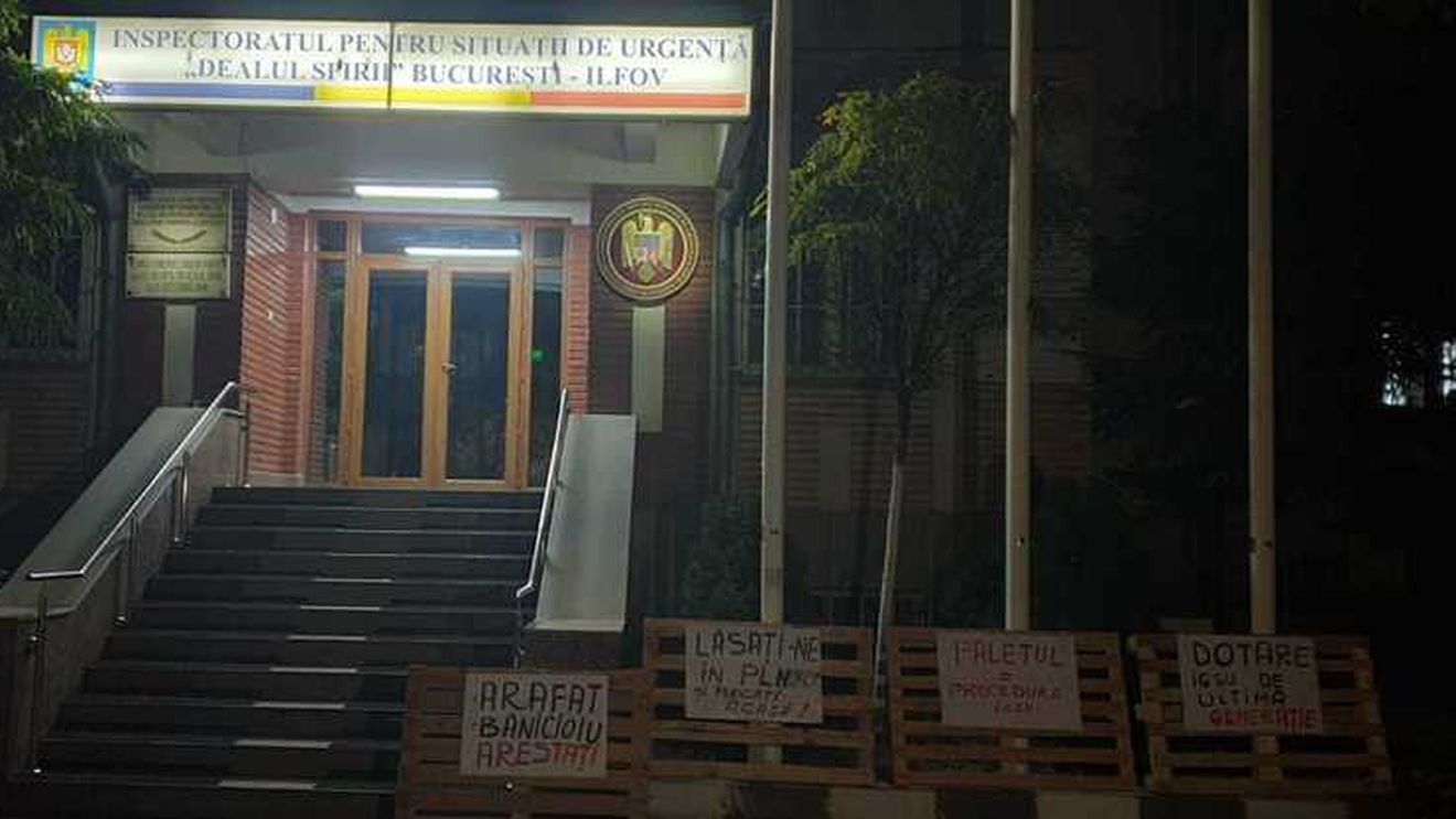 Protest cu paleţi la sediul ISU Bucureşti-Ilfov. Protestatarii cer arestarea lui Nicolae Bănicioiu şi a lui Raed Arafat