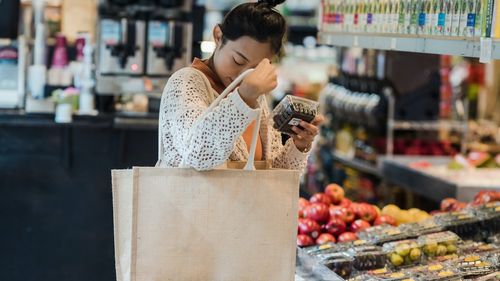 Surse: Magazinele ar putea avea program prelungit de sărbători / Obligativitatea măștii la exterior, eliminată