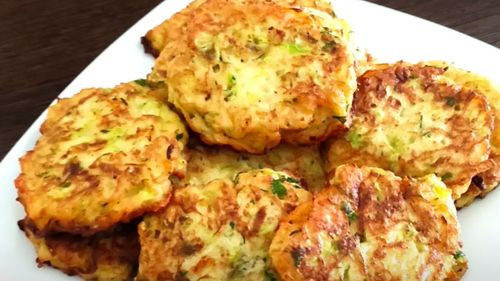 Hamburgeri de dovlecel și brânză – o rețetă ușoară, sănătoasă și de sezon/ Se pregătesc la cuptor și se pot pune și la pachet pentru școală sau birou