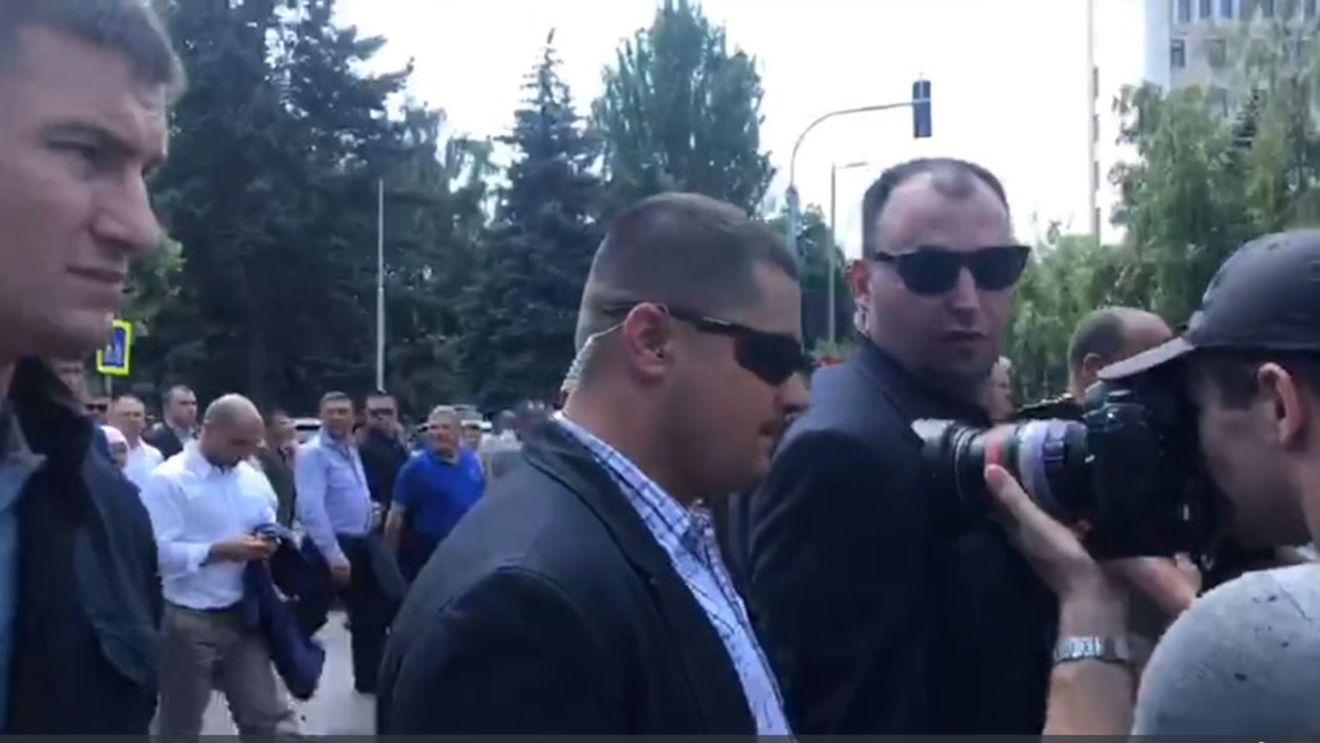 Plahotniuc nu a făcut niciun pas în afara cercului format din bodyguarzii care îmbrânceau jurnaliștii prezenți la mitingul din Chișinău