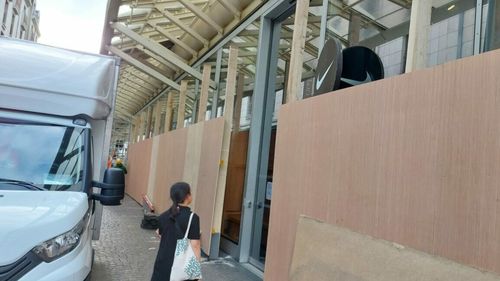 FOTO Parisul, sub asediu: proprietarii de magazine își baricadează vitrinele ca să prevină distrugerile