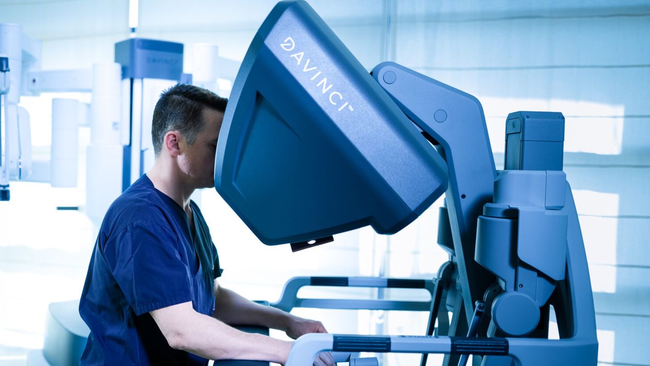 MedLife achiziționează alți doi roboți da Vinci: “Este extraordinar că pacienții noștri vor avea acces la cea mai mare echipă de medici certificați în chirurgie robotică din România”