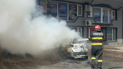 O Dacia Spring a luat foc în Tulcea / Un scurtcircuit la baterie / Prima intervenție a pompierilor tulceni la o mașină electrică