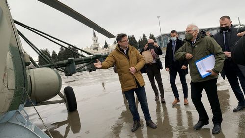 Josep Borrell promite Ucrainei, de pe linia frontului din Donbas, ”susţinerea deplină” a Uniunii Europene