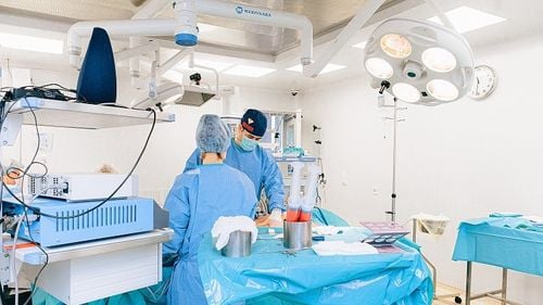 Lege: Angajații din sistemul de sănătate veniți în perioada stării de alertă pot rămâne în sistem în baza unui examen, fără concurs