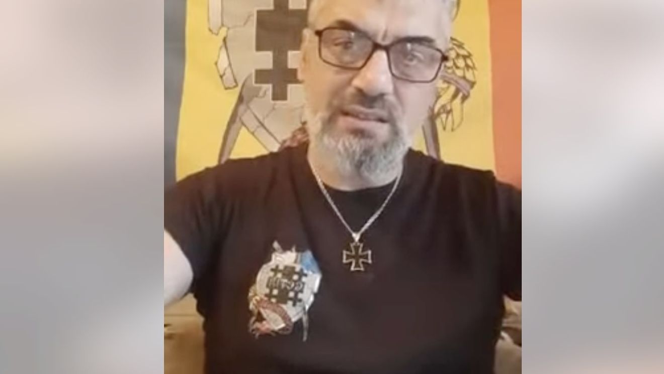 ​Bărbat din Dolj, reținut pentru propagandă legionară pe Facebook / Marian Motocu e acuzat că ”a incitat la ură și violență față de evrei, a promovat doctrine antisemite, a utilizat simboluri legionare și a negat Holocaustul”