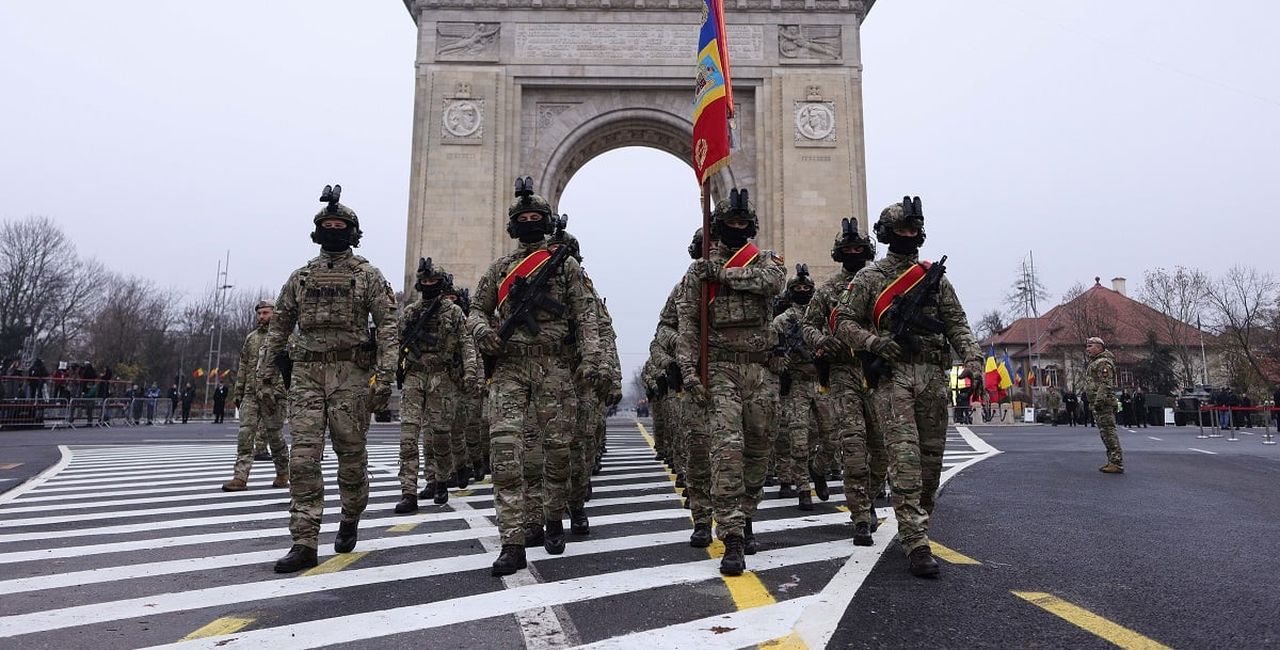 LIVE Ziua Națională: Parada militară de la Arcul de Triumf s-a încheiat la ora 12.00. Au participat Nicușor Dan, Traian Băsescu, Ilie Bolojan, Sorin Grindeanu / Marșuri separate ale suveraniștilor lui Călin Georgescu și George Simion la Alba Iulia. Susținătorii AUR scandează „Nicușor, demisia!”