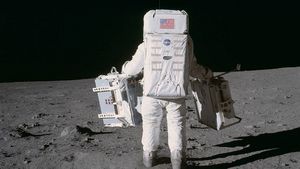 NASA își schimbă hainele după 40 de ani: Prima femeie și prima persoană de culoare vor purta combinezoane noi/ Omul ar putea reveni pe Lună în 2025