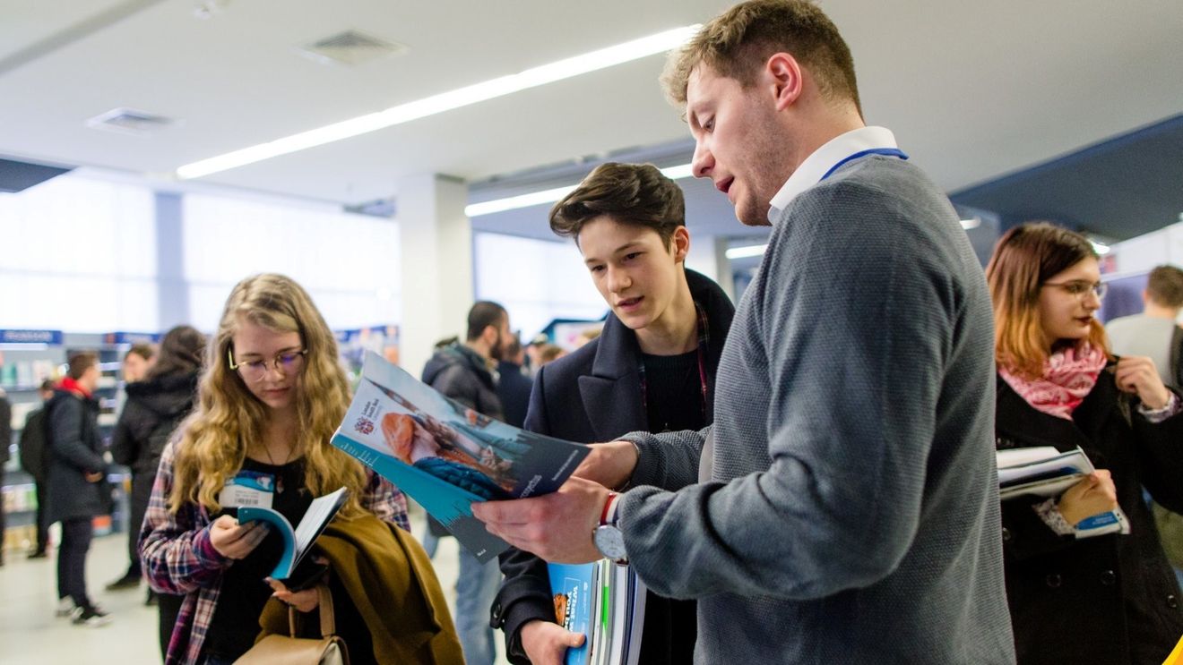 Analiză Economedia. Piața muncii pentru studenți la început de an universitar. Care sunt job-urile pentru tineri fără experiență și ce salarii se pot câștiga?