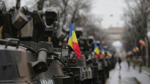 Arafat: Interdicția de intrare pentru nevaccinați la parada de 1 Decembrie se aplică numai zonei oficiale /  Despre meciurile de fotbal: Cei care se întorc după ora 21:00 pot arăta biletul