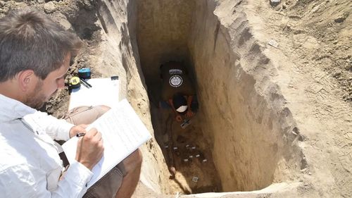 Descoperire rară în mormântul unui războinic de elită, vechi de 1.300 de ani. Ce au găsit arheologii din Ungaria