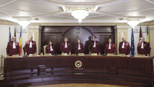 UPDATE: Ședința s-a încheiat. CCR amână pentru a treia oară decizia privind pensiile magistraților / SURSE: Judecătorii care au boicotat ieri ședința au ajuns la Curte, dar au refuzat să intre la dezbateri